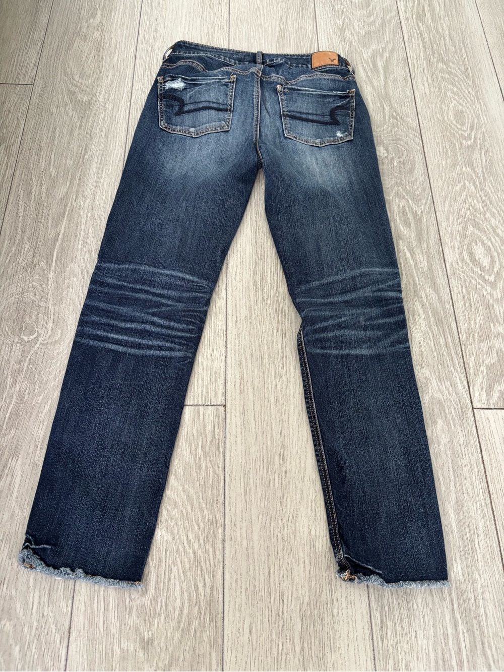 American Eagle Denim Jeans Tomgirl size 2 regular in distressed dark wash. EUC. - Picture 3 of 8